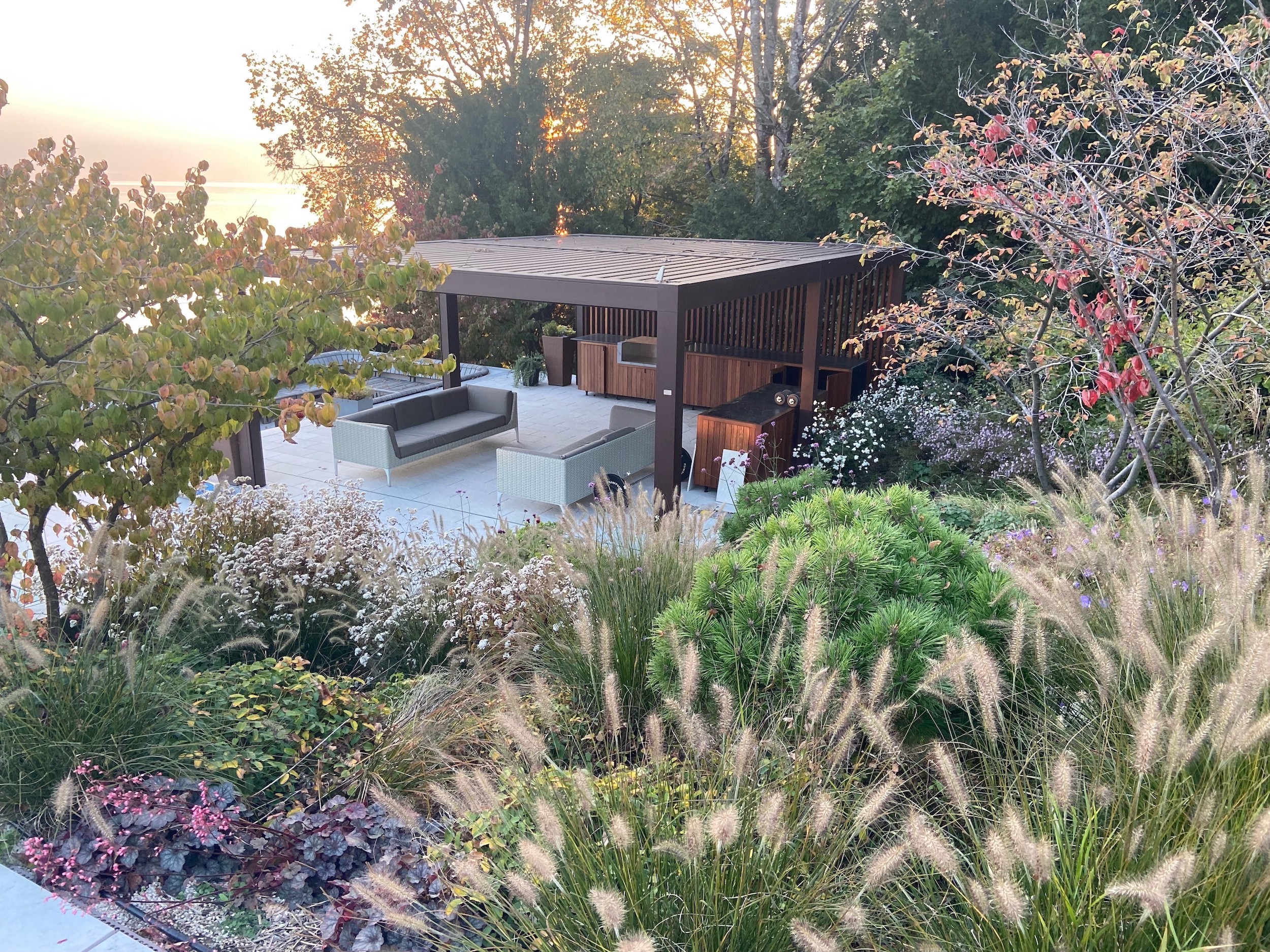 Outdoor kitchen – garden design by Randle Siddeley