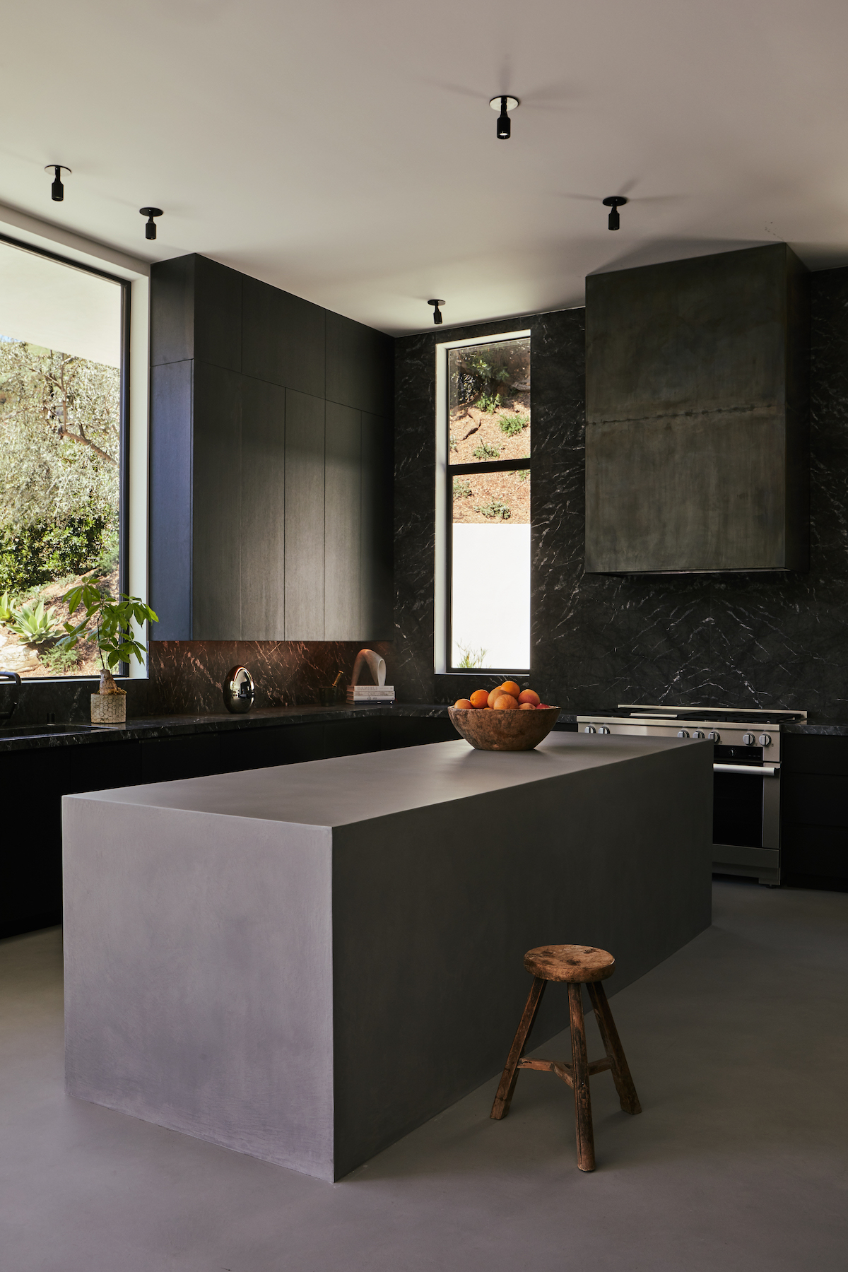 2023 kitchen design trends include extensive use of black marble (Effect Magazine)