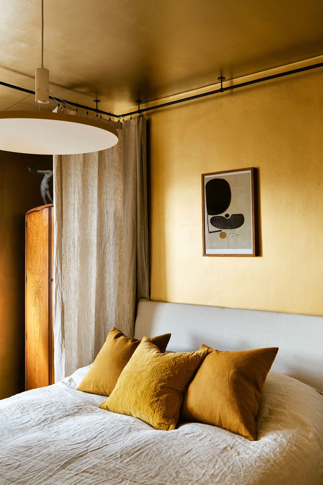 Gold-painted walls by Mylands in Effect Magazine