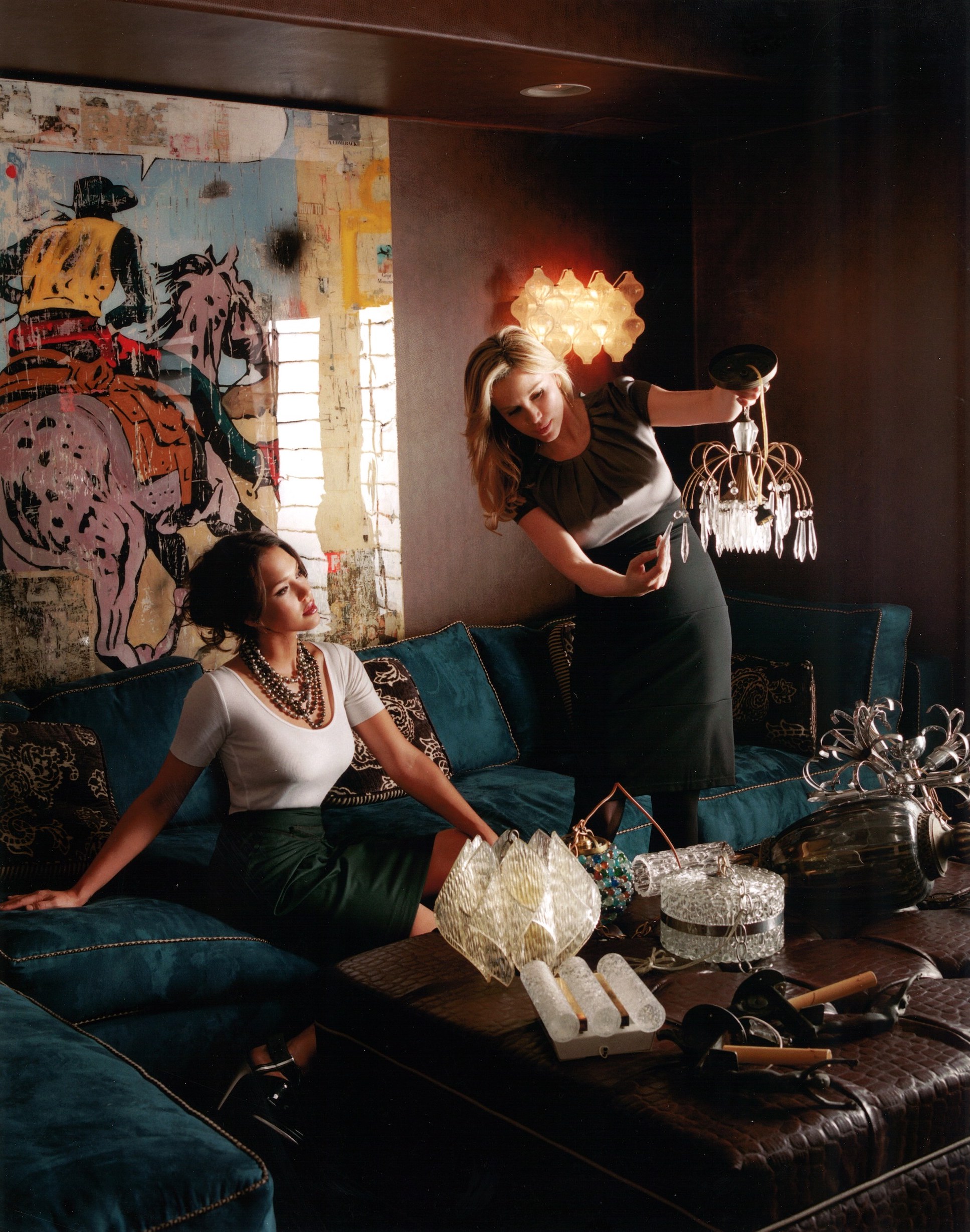 Actor Jessica Alba and interior designer Kari Whitman discuss light fittings in Alba's Hollywood Hills home - Effect Magazine - Effetto